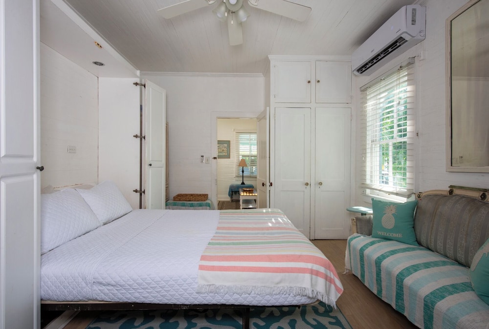 Island Serenity: Charming Watercolor Cottage Near Beach