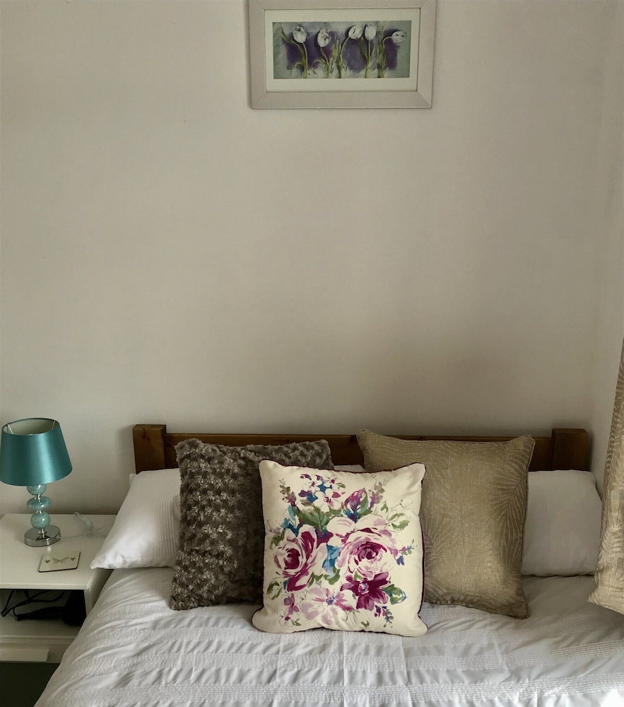 The Woodfarm Lodge - 3 Bedroom House With Parking - Oxford view 4