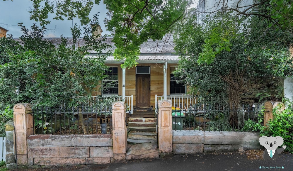 Kozyguru | Balmain | Charming 3 Room Cottage