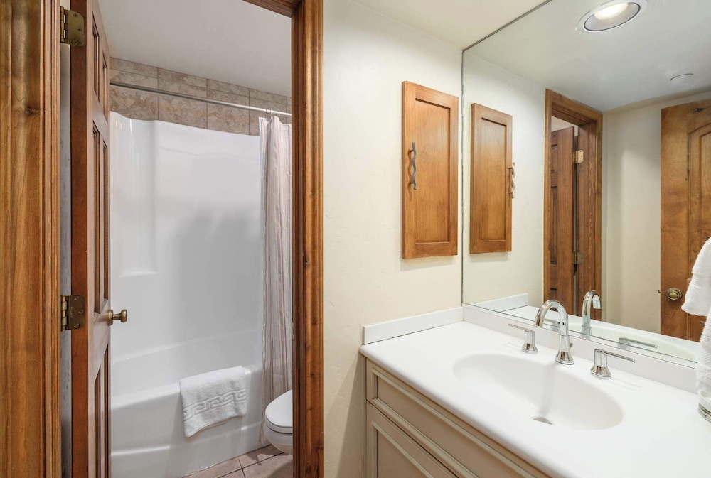 Landmark Vail - Charming Condo for 8 with Resort-style Amenities