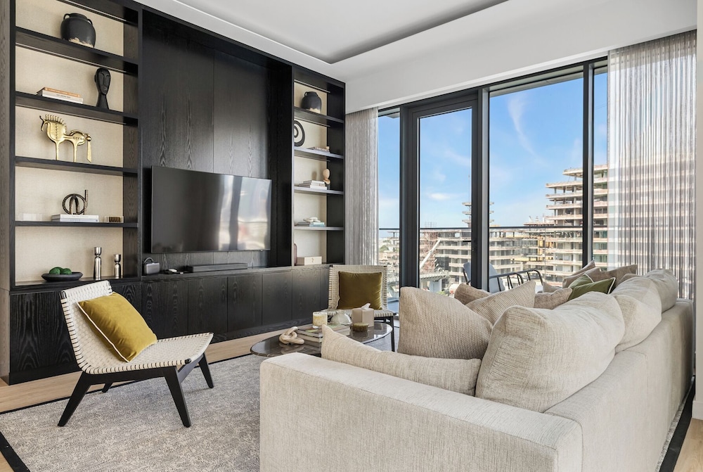 3BR with Burj Khalifa and Canal View