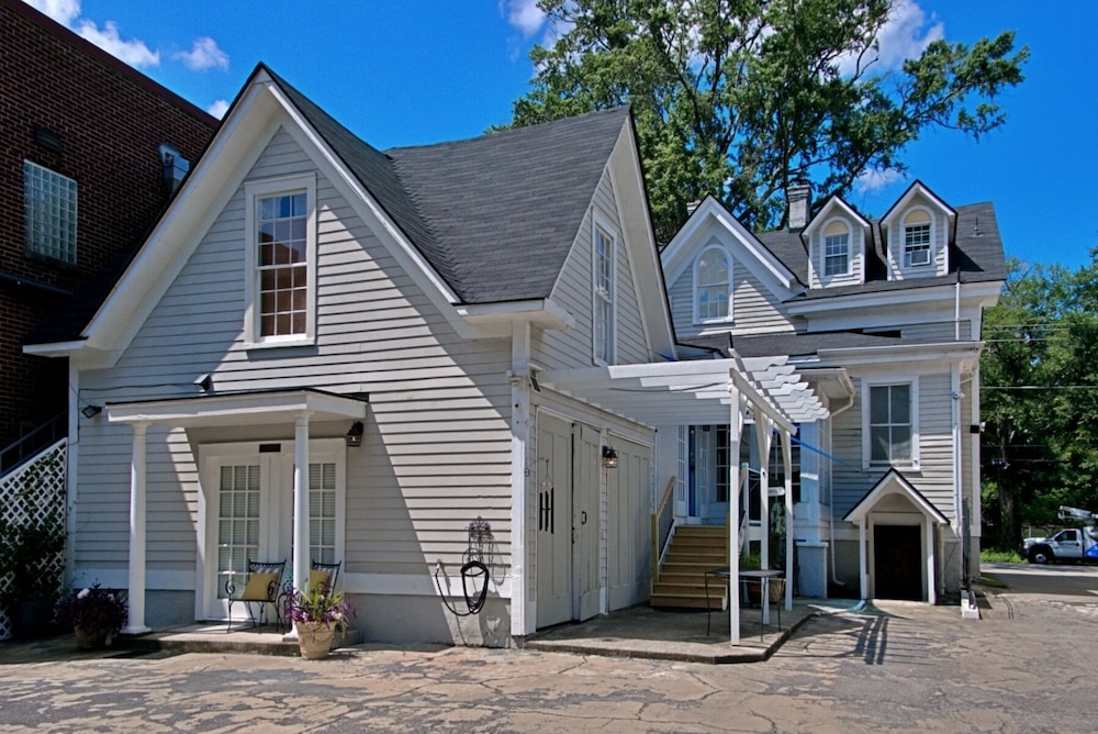 Chesnut Cottage Inn