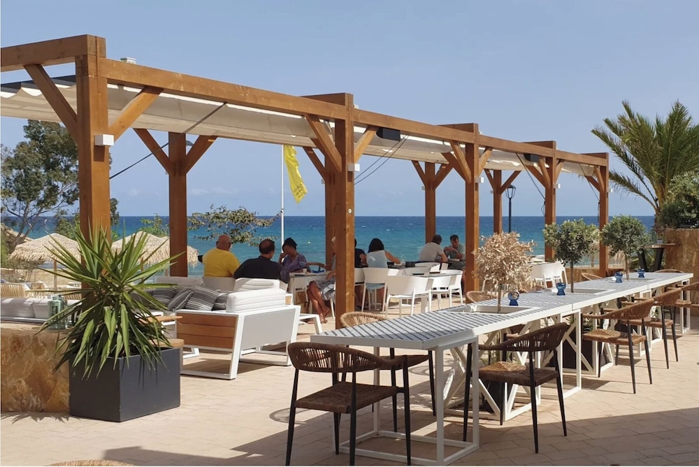 4bed Villa Sleeps 8- Pool, Garden, Bbq, Near Beach