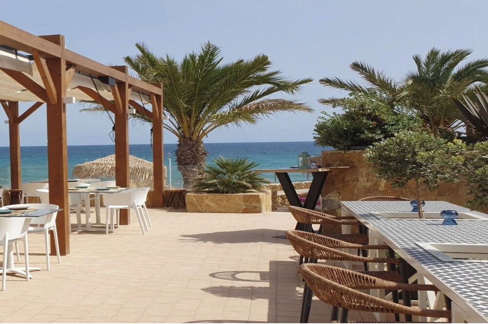 4bed Villa Sleeps 8- Pool, Garden, Bbq, Near Beach