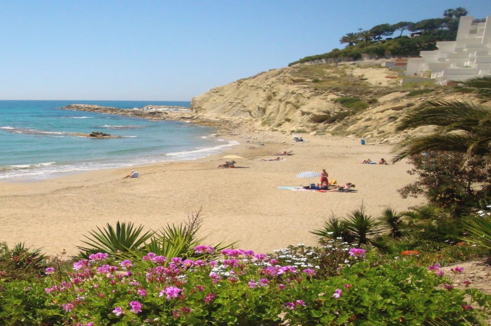 4bed Villa Sleeps 8- Pool, Garden, Bbq, Near Beach