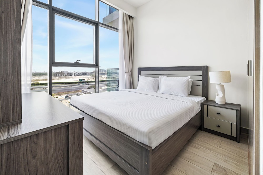 Cozy 1BR with Balcony Views