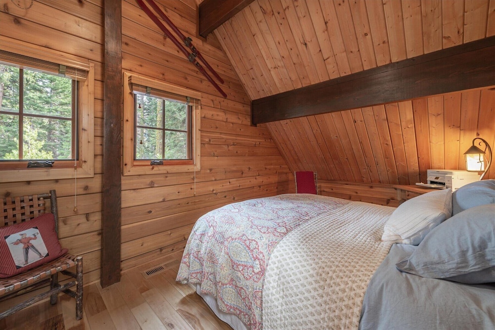 Cozy Pet Friendly Cabin in Lake Tahoe by Sierra Getaways view 3