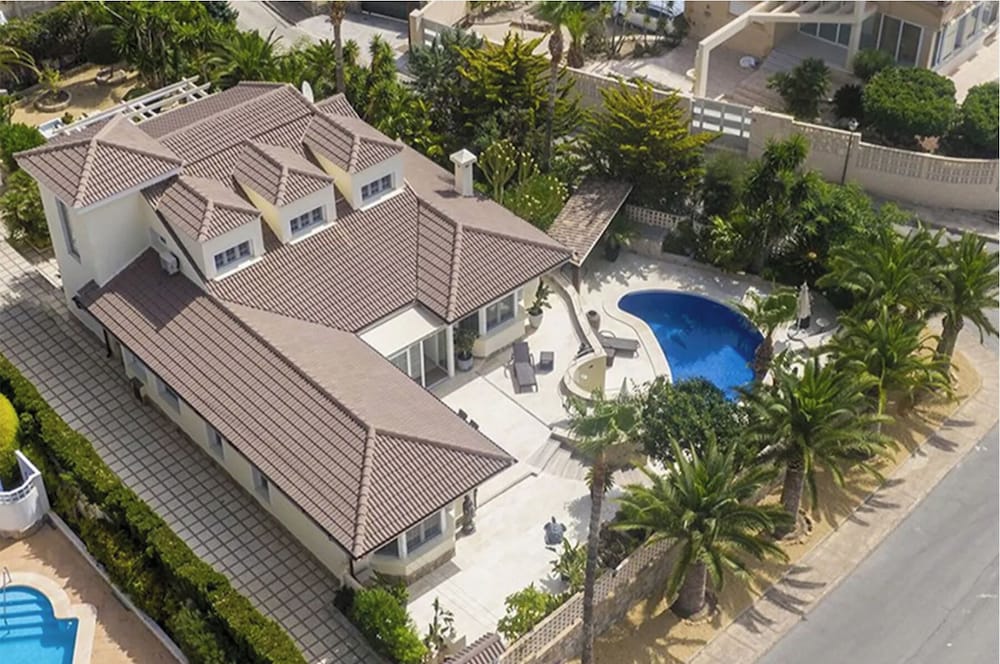 4bed Villa Sleeps 8- Pool, Garden, Bbq, Near Beach
