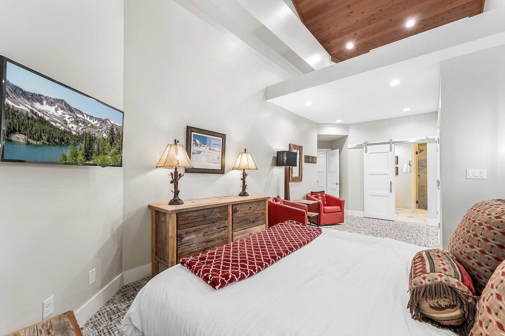Walk to Slopes Hot Tub + Balcony + Views Mins to Main Street Deer Valley Haven by Avantstay