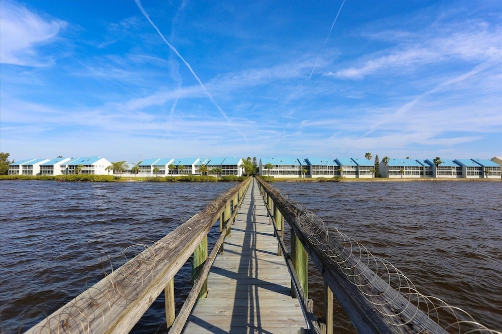 Myakka River 2/2 Private Waterfront Condo With Loft 2 Bedroom Condo