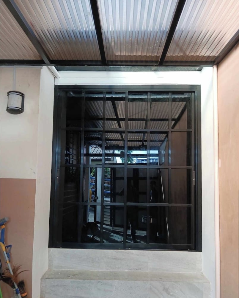 3 Bedroom Fully Furnished Aircon House With Free Car Park