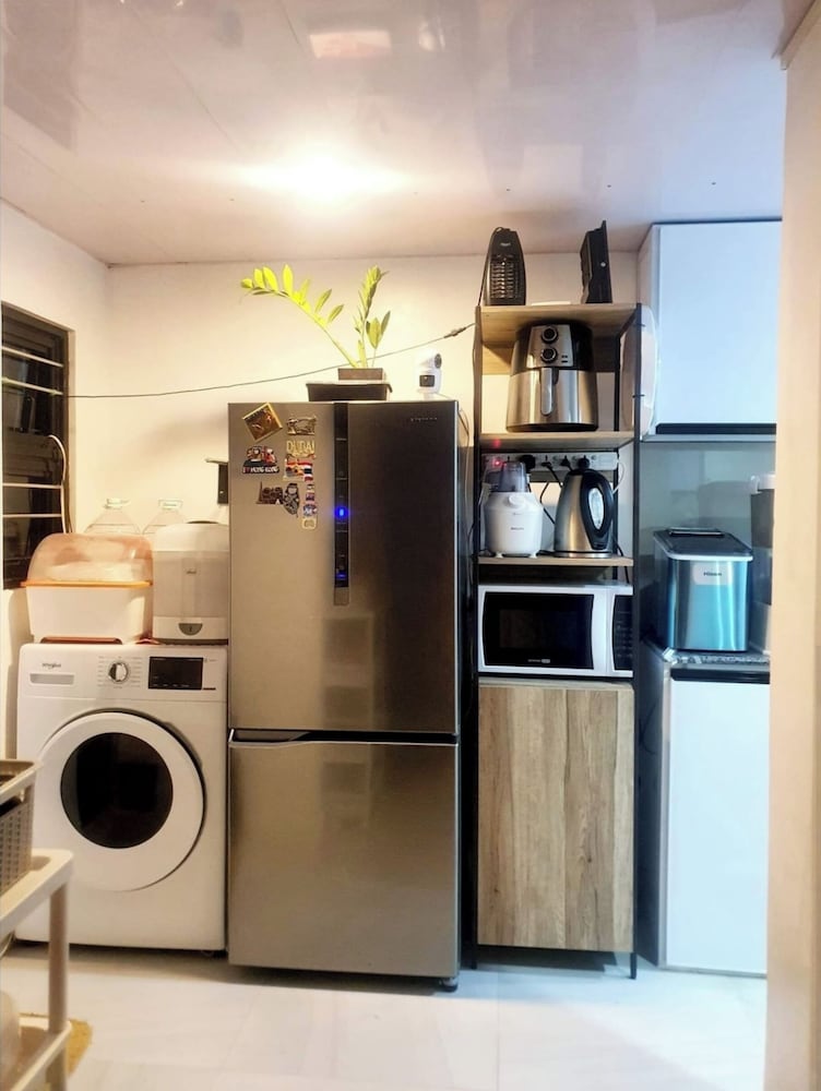3 Bedroom Fully Furnished Aircon House With Free Car Park