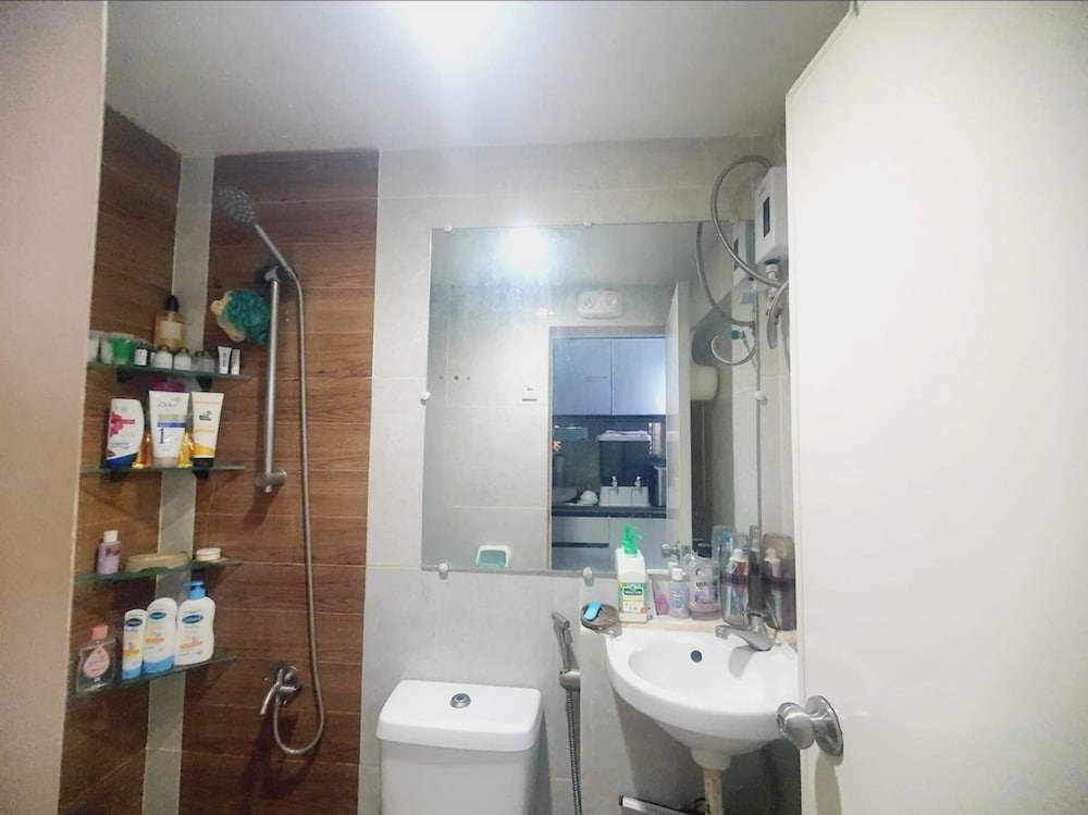 3 Bedroom Fully Furnished Aircon House With Free Car Park