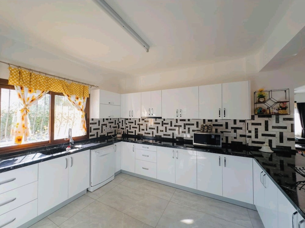 Villa for 9 Guests, Pool, Parking, Walk to Beach