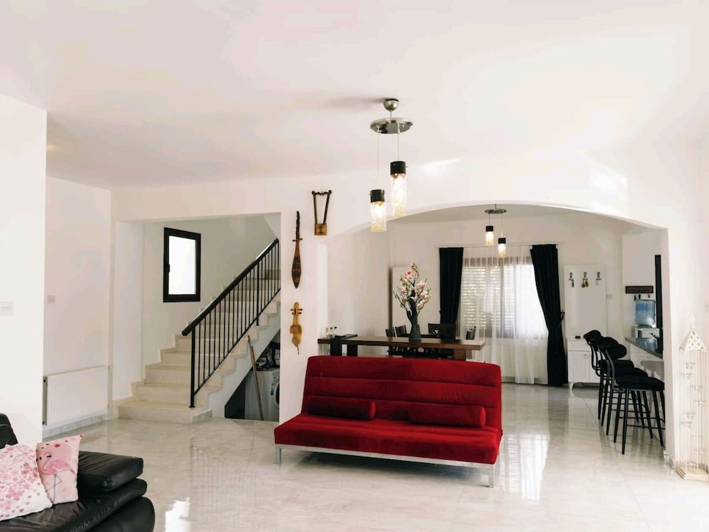 Villa for 9 Guests, Pool, Parking, Walk to Beach