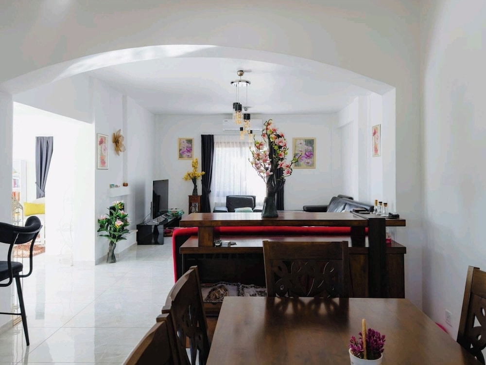 Villa for 9 Guests, Pool, Parking, Walk to Beach