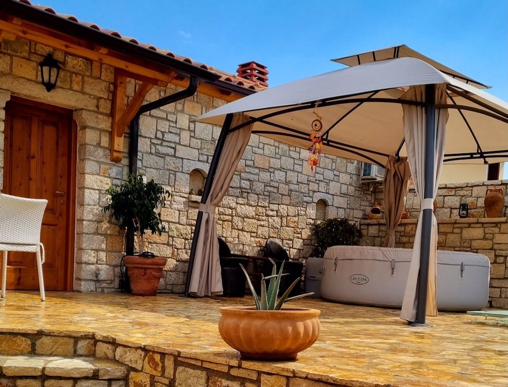 Albanian Coast - House - Stay 9 - Hottub - Petsok