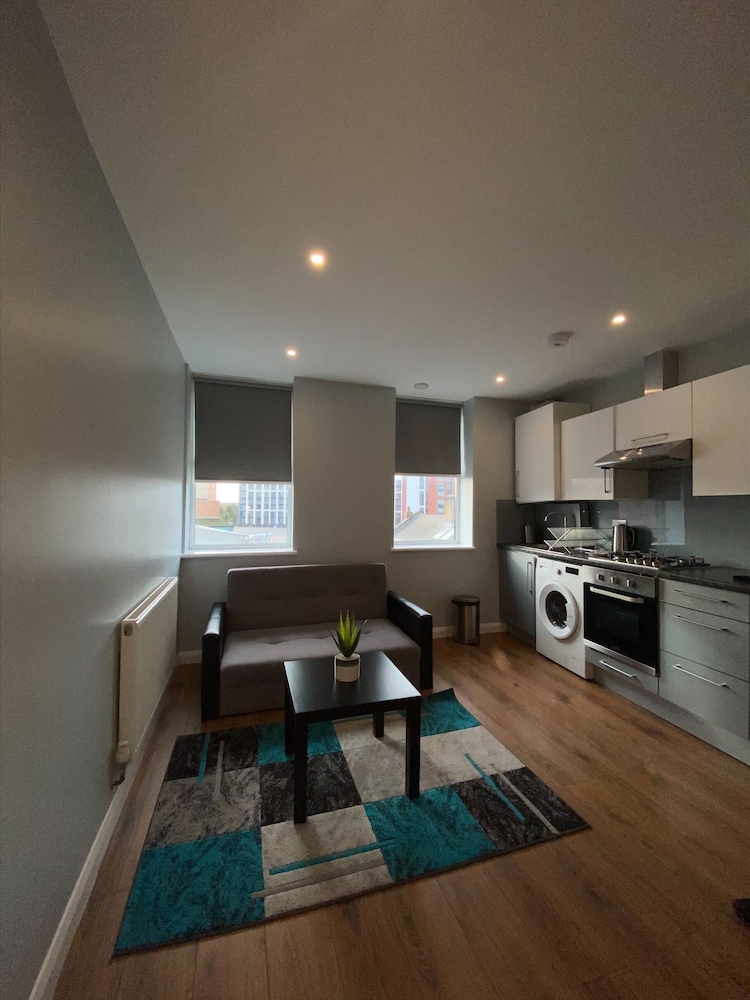 Leicester Vacations - Showcase Apartments Kimberley House - Property Image 1