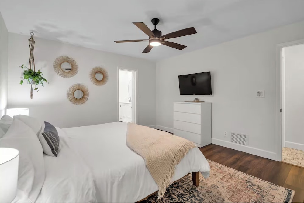 Golden Retreat: Expansive 6BR Home w Heated Pool ~
