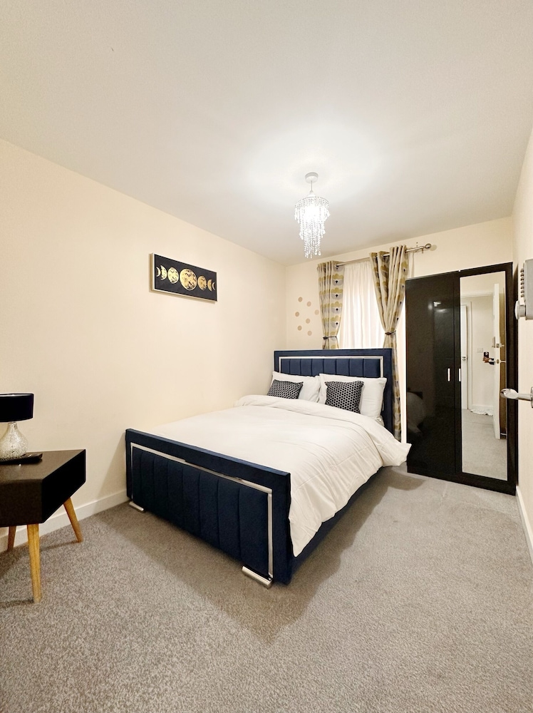 Luxury 2bed Apartment in Wolverhampton view 3