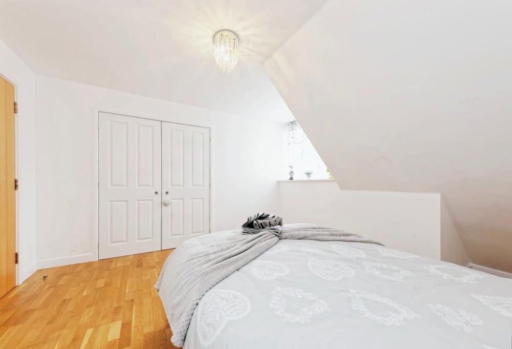 Beautiful Family Town Home With Private Parking