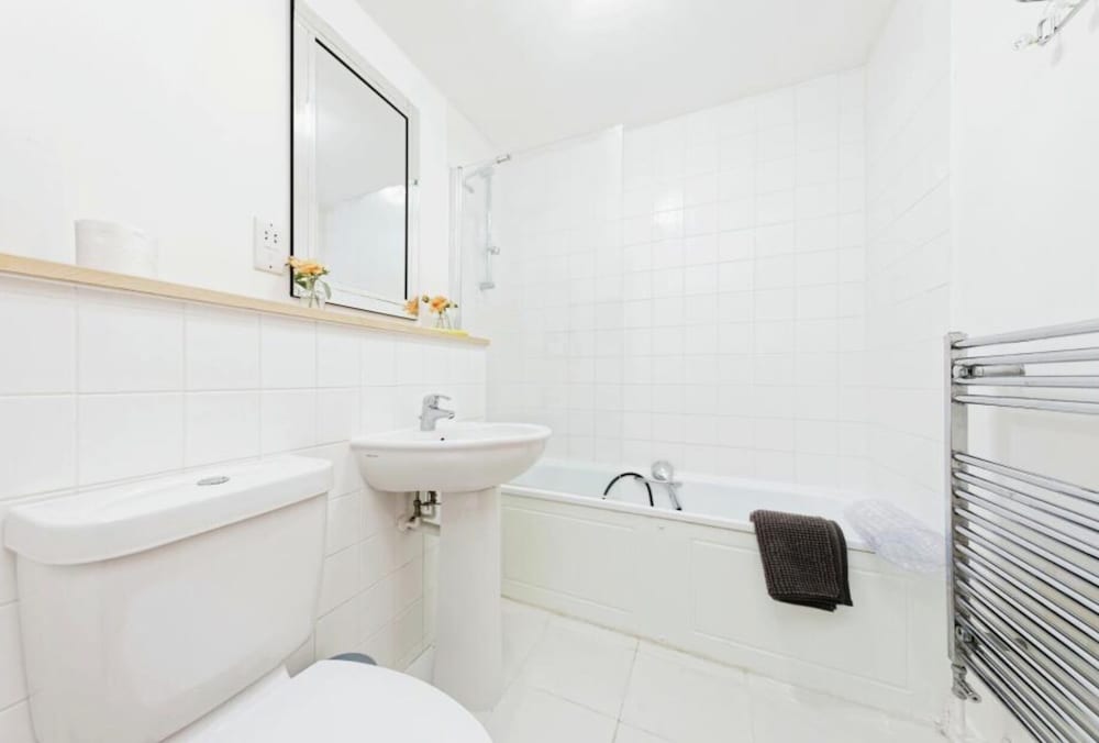 Beautiful Family Town Home With Private Parking