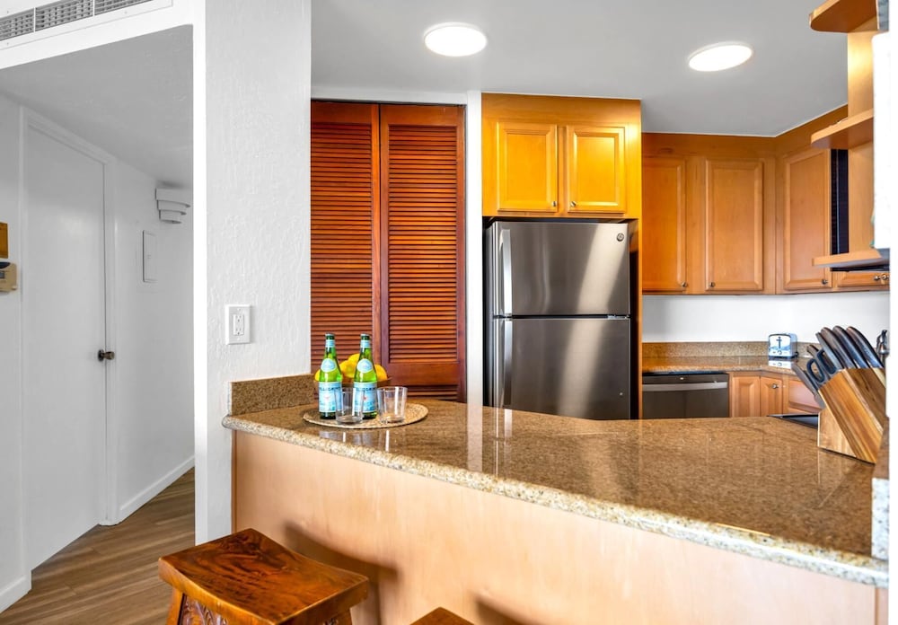 NEW KBM Resorts Free CAR Kaanapali Shores 6th Floor Ocean View Suite Steps to Pool and Beach Ks-616