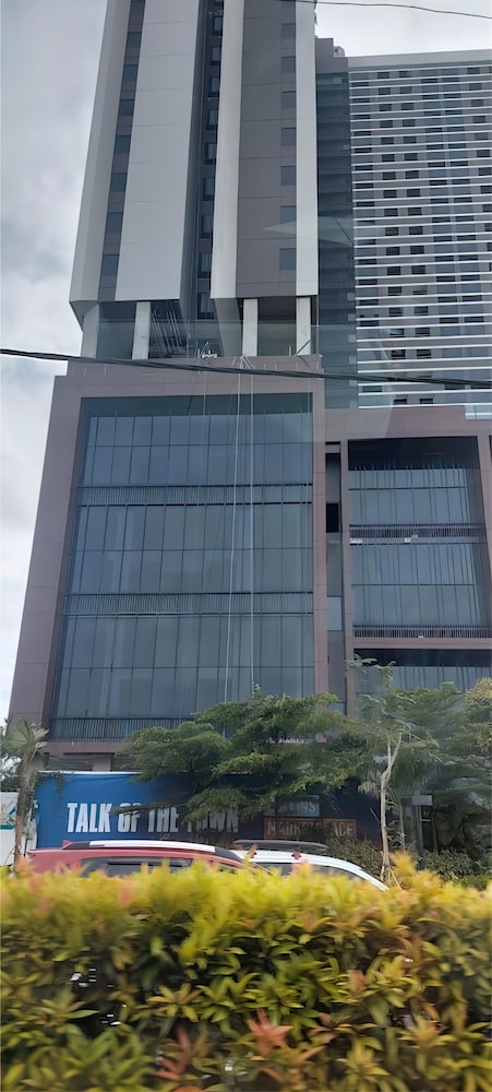Premium Collins Boulevard Near Airport
