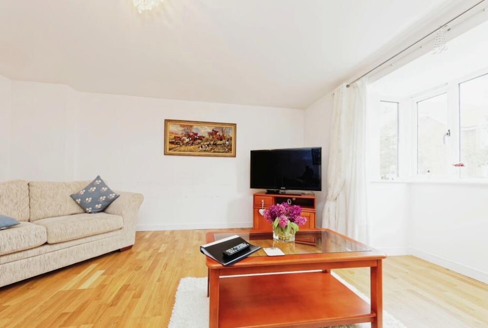 Beautiful Family Town Home With Private Parking