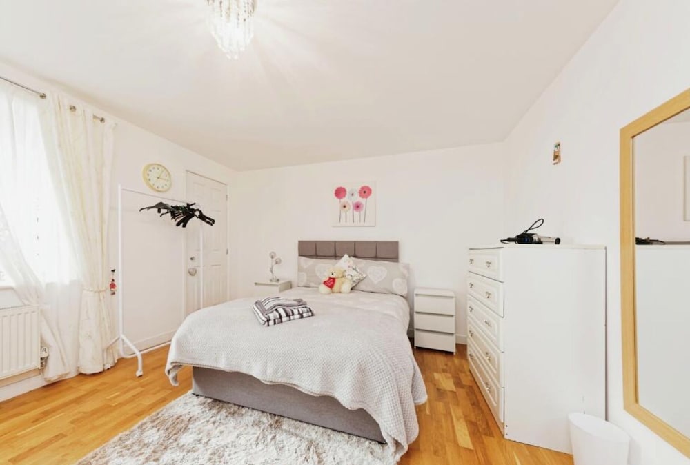 Beautiful Family Town Home With Private Parking