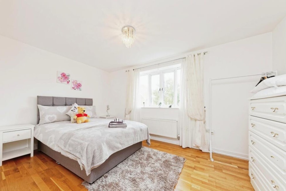 Beautiful Family Town Home With Private Parking