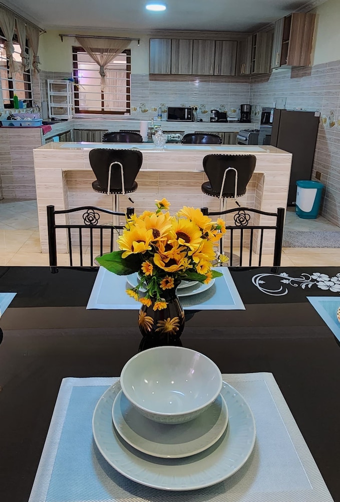 Lux Suites Vacanza Homes Nakuru