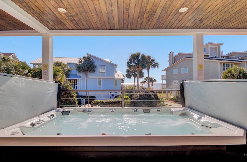 7 Beachwood East by Avantstay Steps to the Beach Ocean Views, Hot Tub, 7bdr