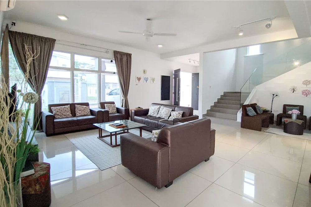 Lux Desaru Villa