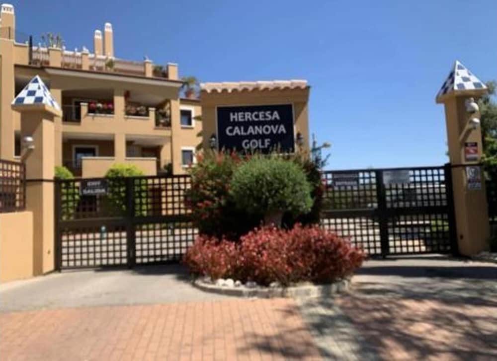 6 Guests - 3 Bedrooms - Private Garden - Pool