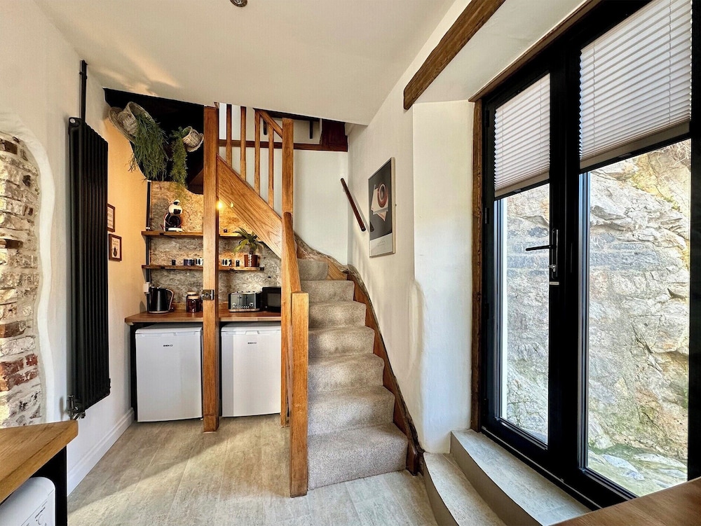 Seafront Cottage - Beach Access - Pet Friendly