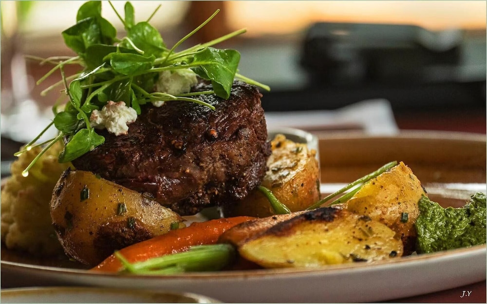Storm Mountain Lodge Cabins & Dining