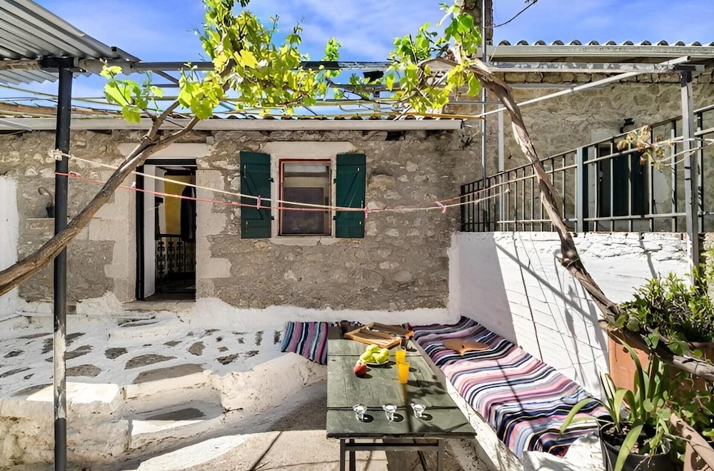 2-bed Home in Kolivata - Sleeps 4 - Wifi - Parking