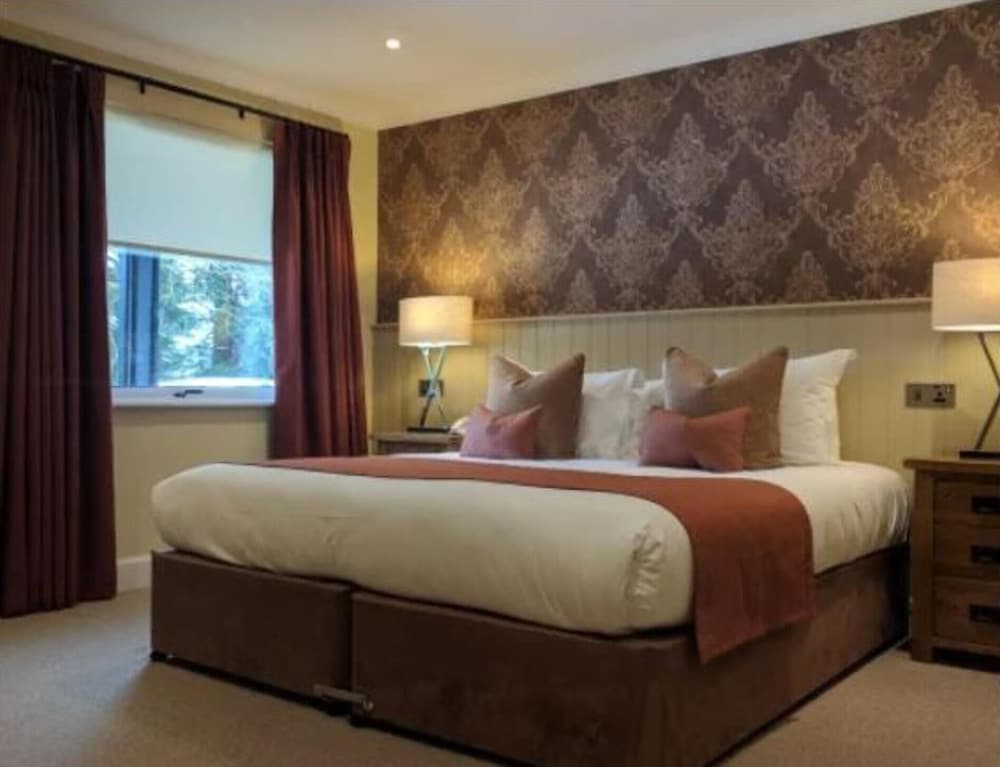 Lochside Lodge Retreat - Stunning Lakeside Escape view 2