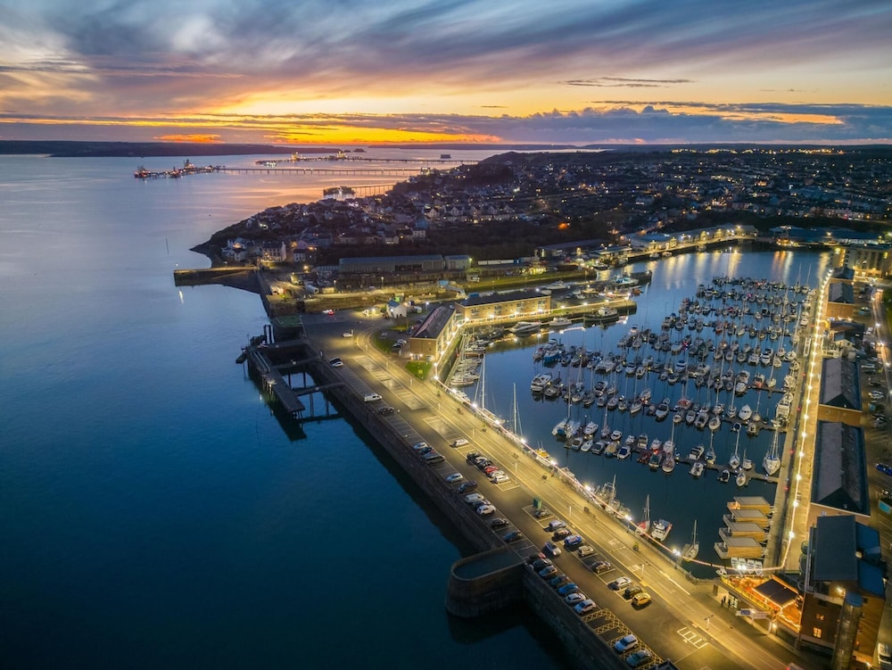 The Penthouse - 1 Bedroom Penthouse - Milford Haven