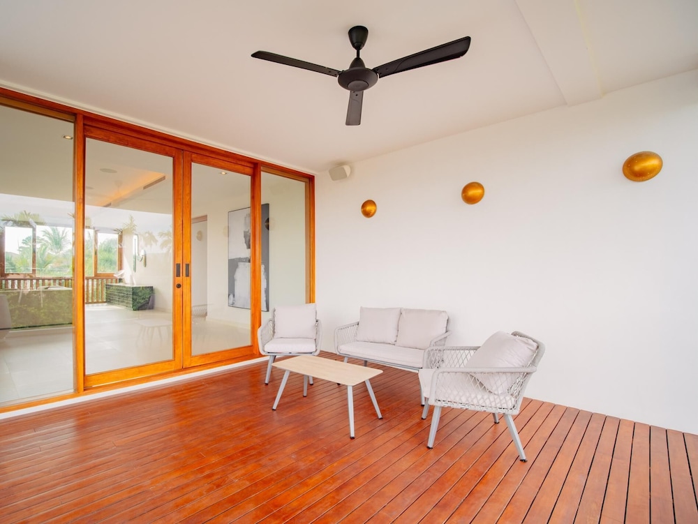 Luxurious 5bedroom White Estate Villa Private Lake