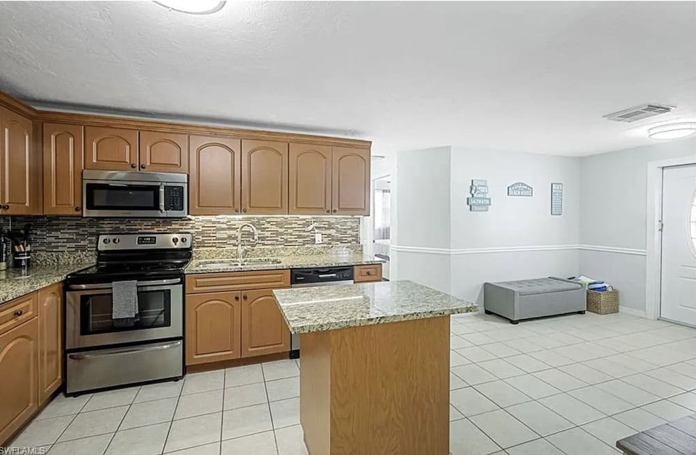 Fall In Naples Hot Tub On 107th 3 Bedroom Home