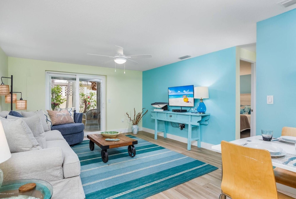 Lulu's Crescent Cottages - Entire two Unit Complex