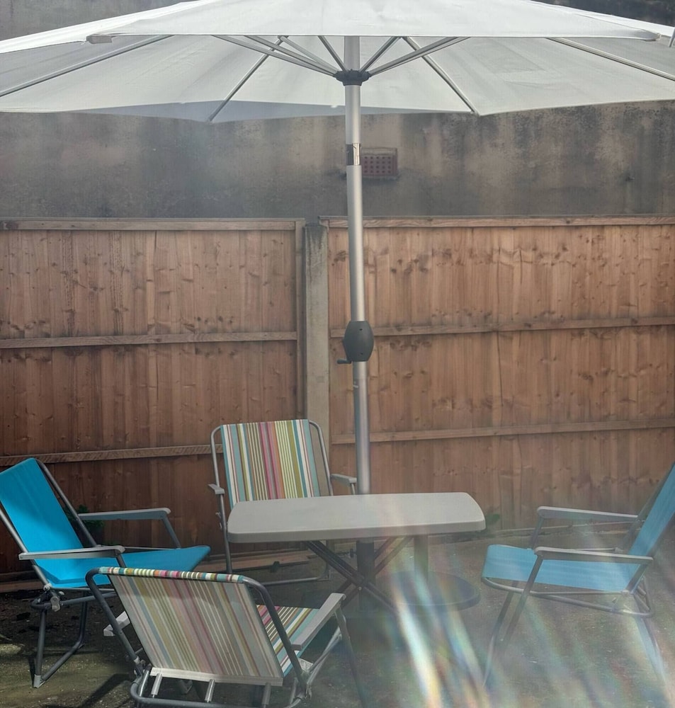 Stylish Home Near Shopping - Book Summer Stays Now