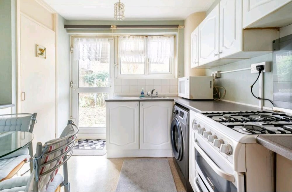 3BR House/garden/patio/7 Guests/fireplace/parking
