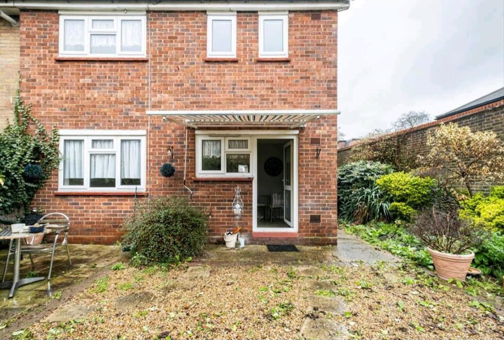 3BR House/garden/patio/7 Guests/fireplace/parking