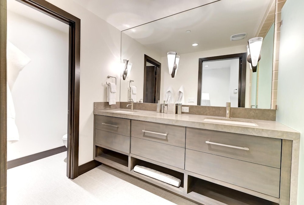 KBM Resorts Walk to Slopes, Sports Court, Private Home Theater, Sleeps 17, Outdoor Hot Tub Pco-184m