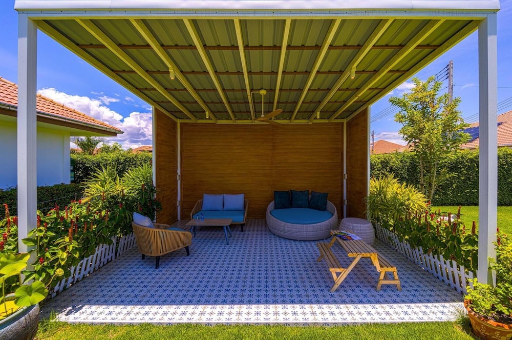 TropicalFamilyVilla w Pool&Garden ML103