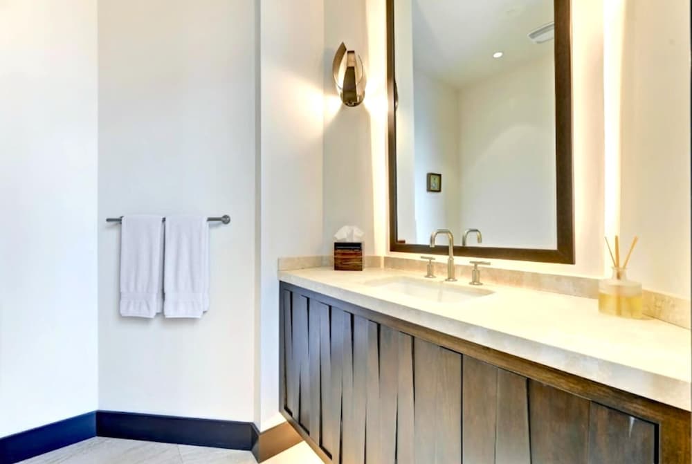 KBM Resorts Walk to Slopes, Sports Court, Private Home Theater, Sleeps 17, Outdoor Hot Tub Pco-184m