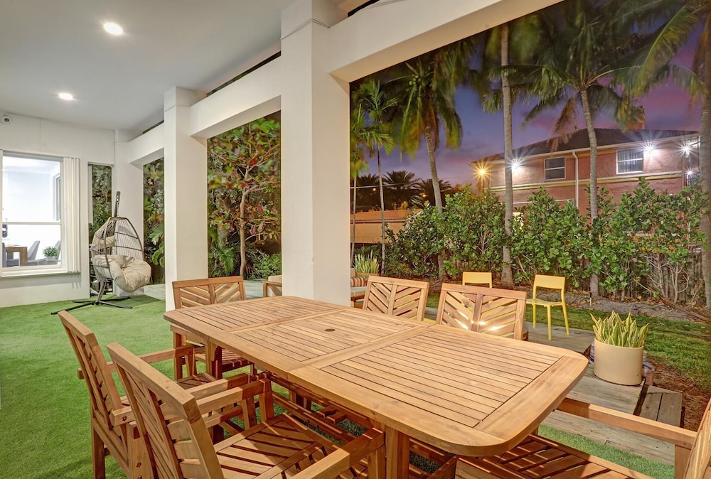 Intercostal beauty with heated pool + Spa!